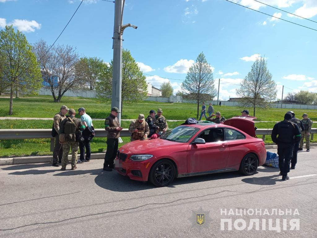 Криминал Харьков: BMW с гранатой и патронами задержали на перекрестке проспектов Ландау и Гагарина